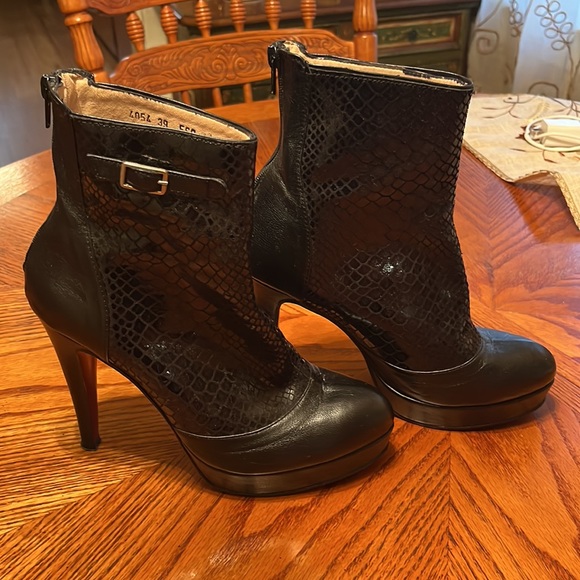 Miguzzi heel boots. Black Snakeskin design. Size 39 - Picture 3 of 6